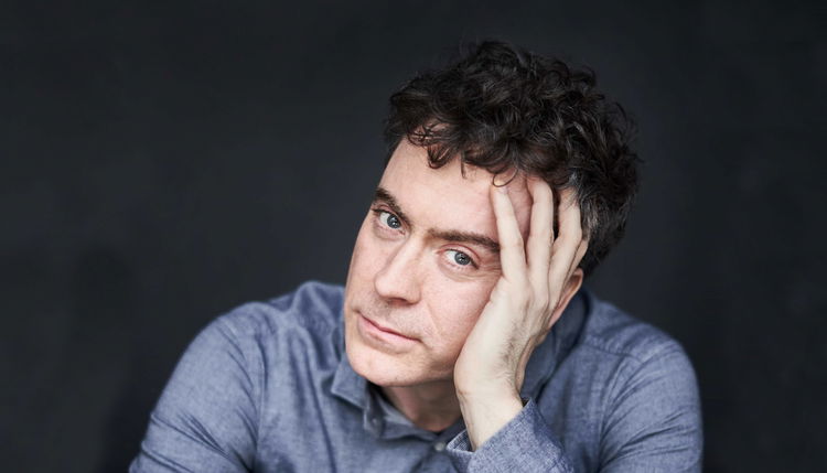 Portrettbilde av pianisten Paul Lewis